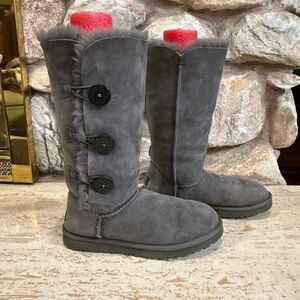 UGG Women's Bailey Button Triplet II boots in grey size 8 cozy winter warm cold